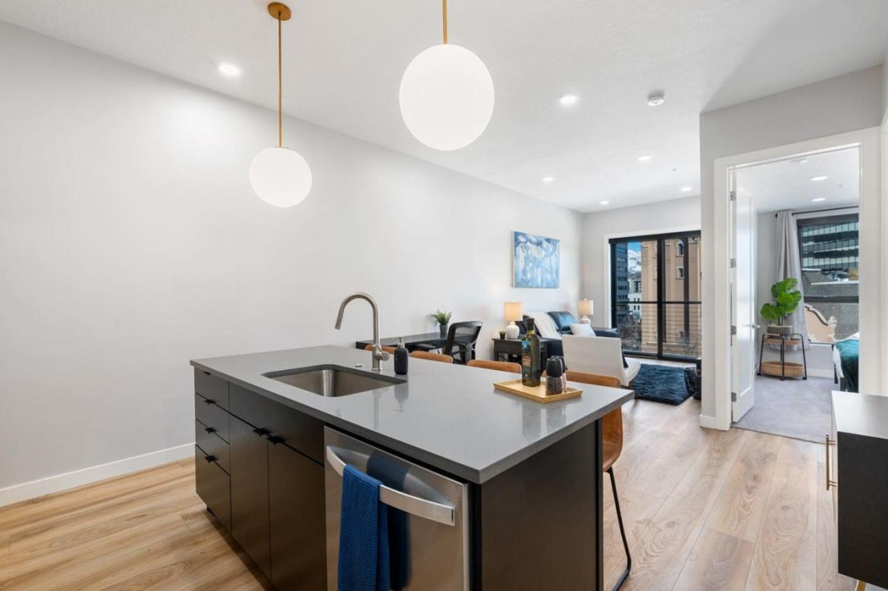 Modern dntwn apt- prime location