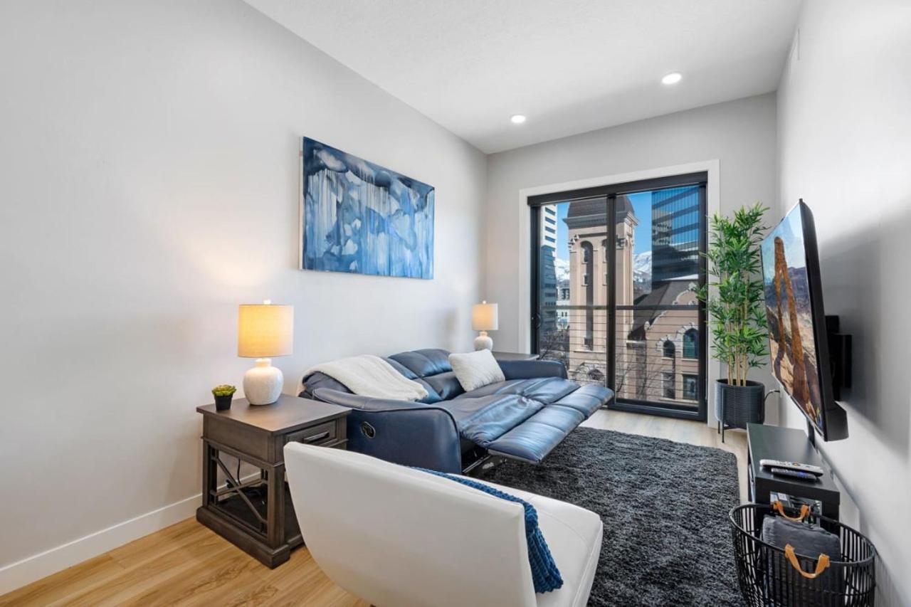 Modern dntwn apt- prime location