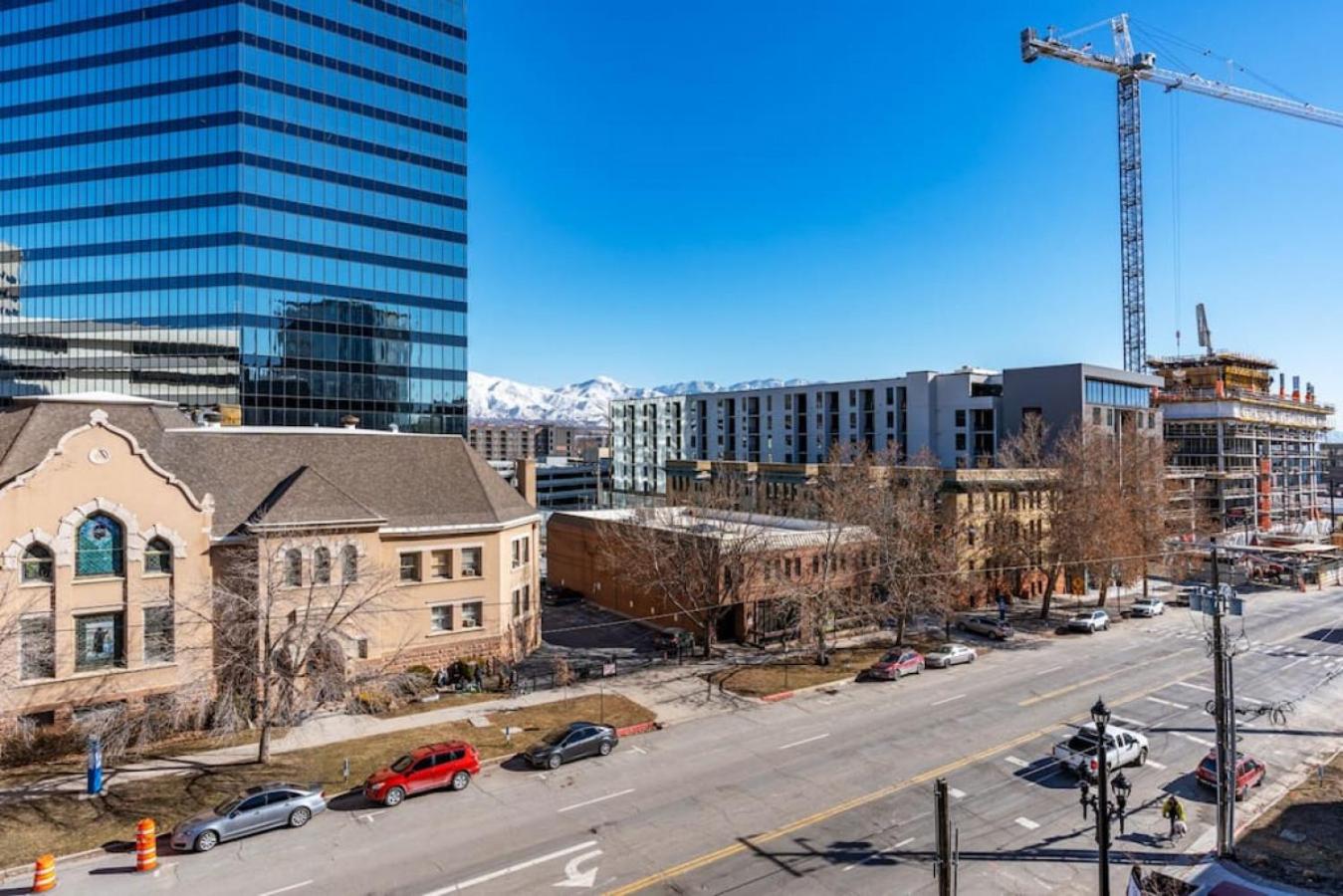 Modern dntwn apt- prime location