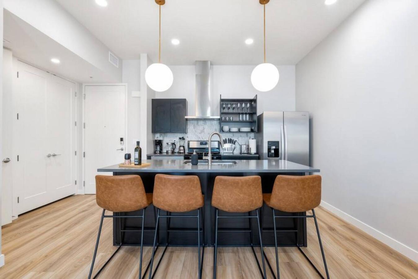 Modern dntwn apt- prime location