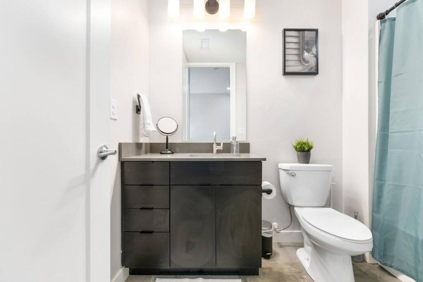 Modern dntwn apt- prime location