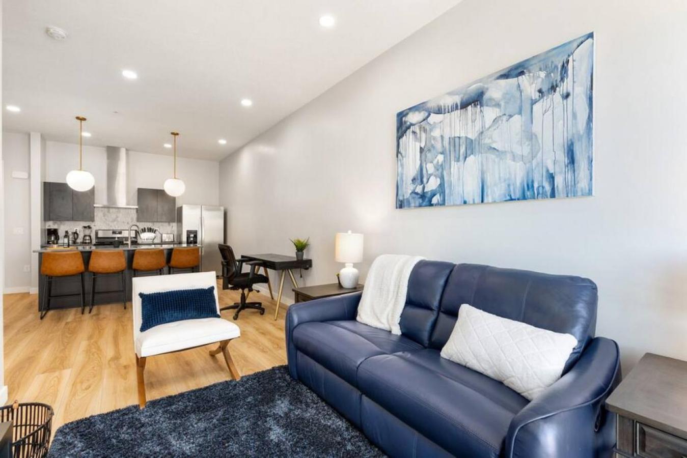 Modern dntwn apt- prime location