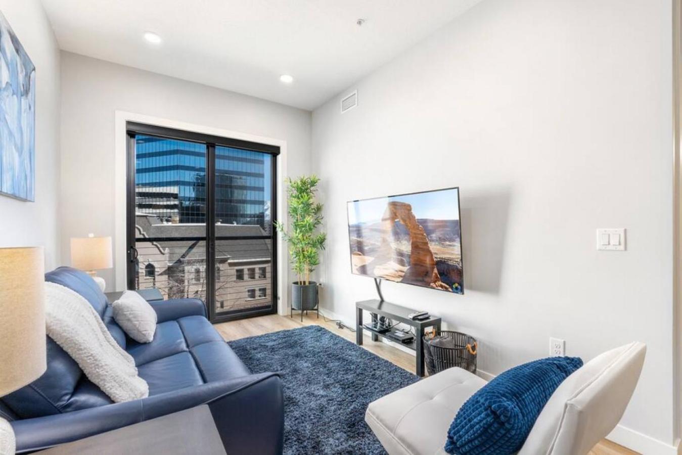 Modern dntwn apt- prime location