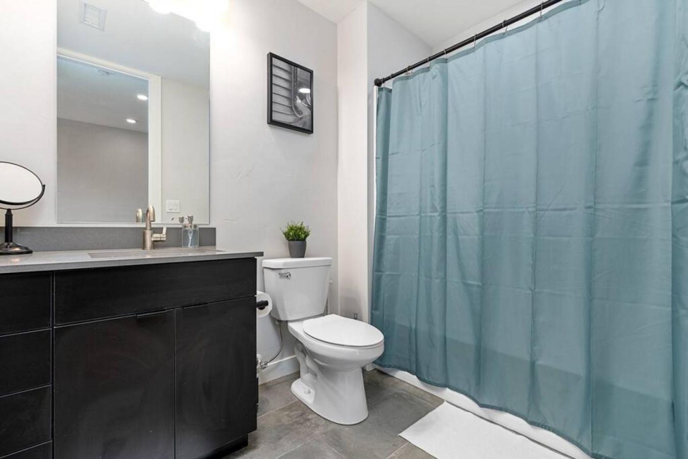 Modern dntwn apt- prime location