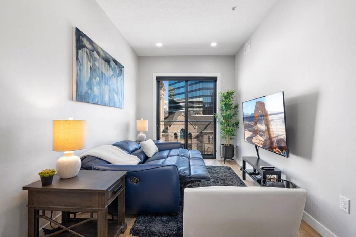 Modern dntwn apt- prime location