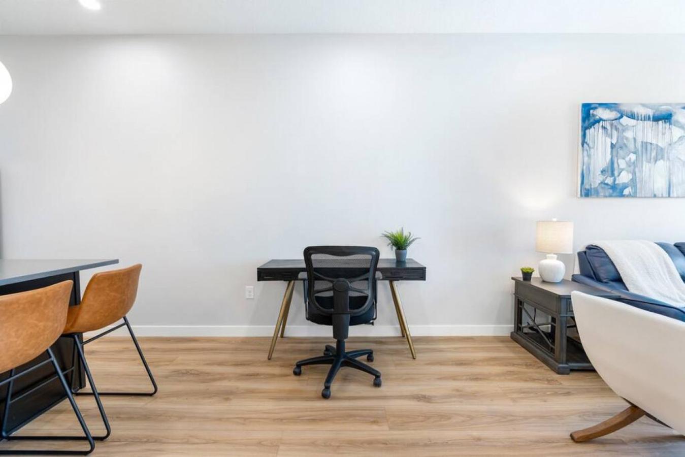Modern dntwn apt- prime location
