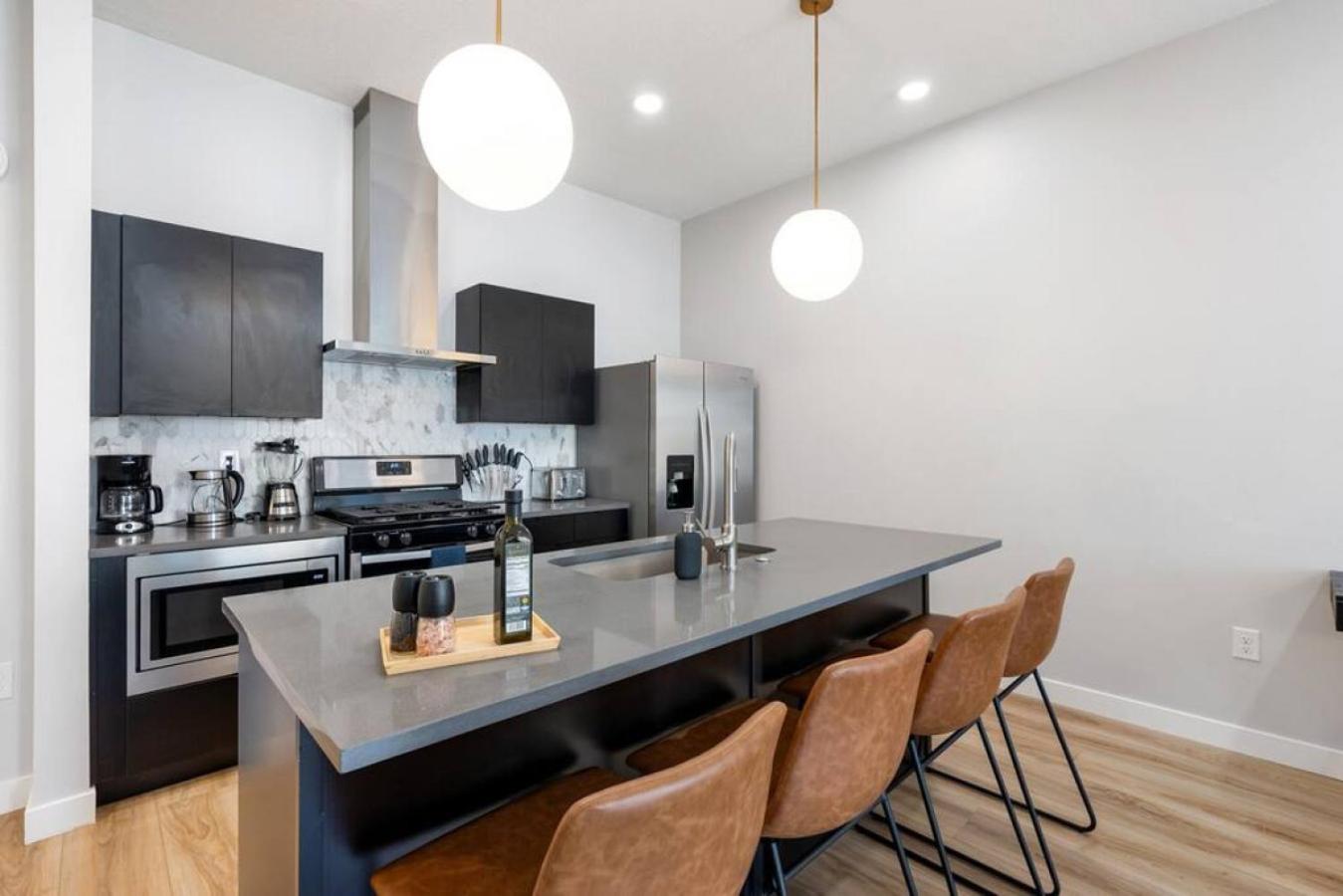 Modern dntwn apt- prime location