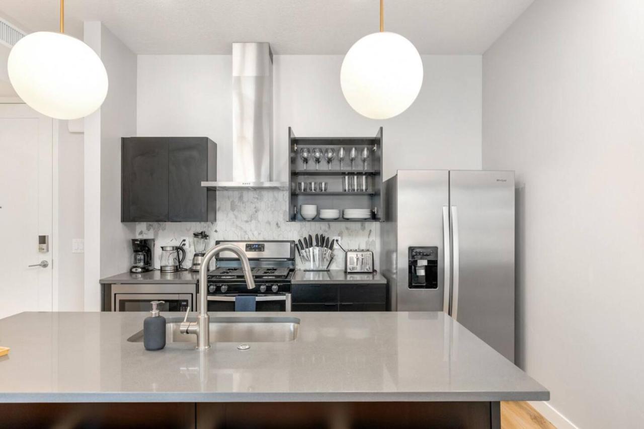 Modern dntwn apt- prime location