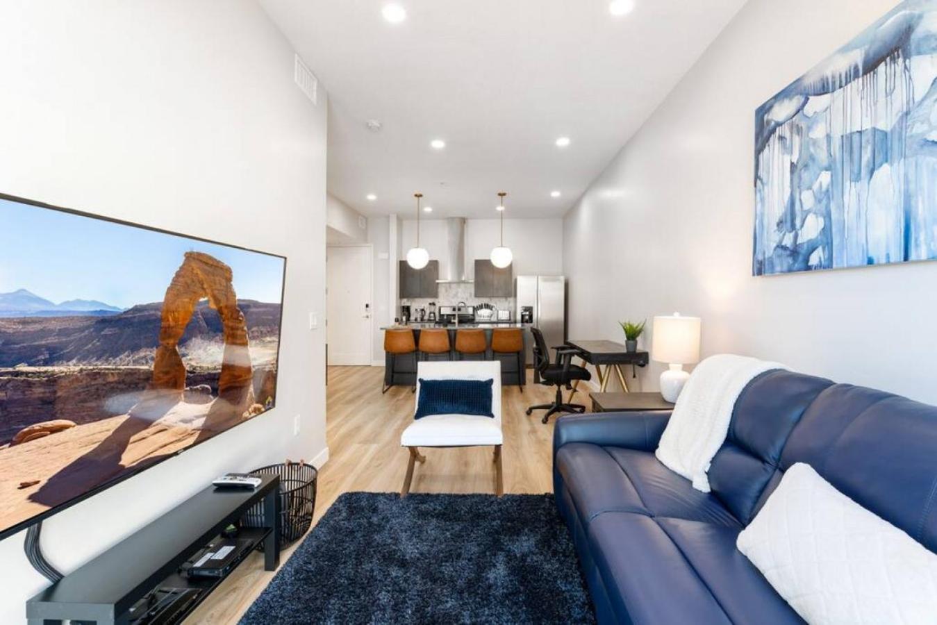 Modern dntwn apt- prime location