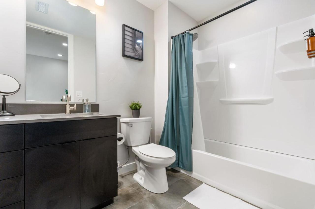 Modern dntwn apt- prime location