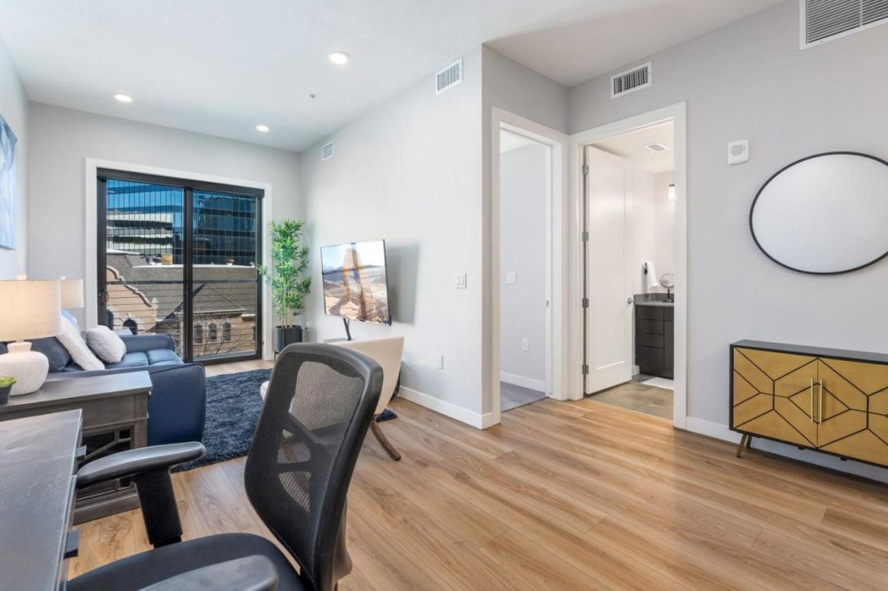 Modern dntwn apt- prime location