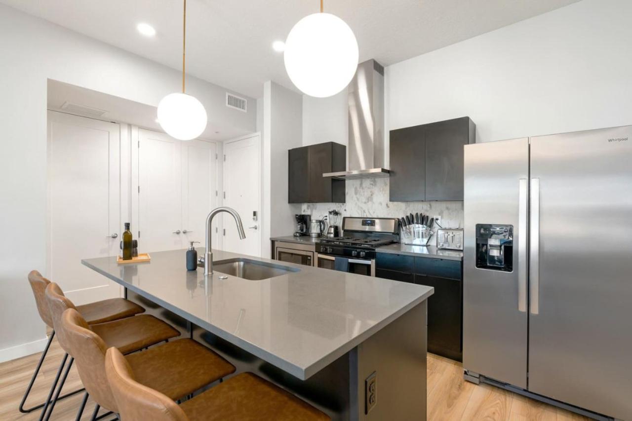 Modern dntwn apt- prime location