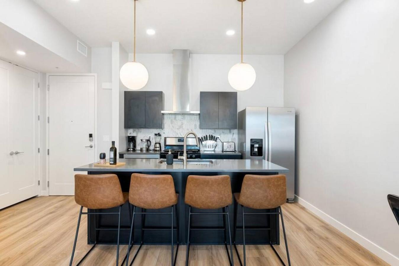 Modern dntwn apt- prime location