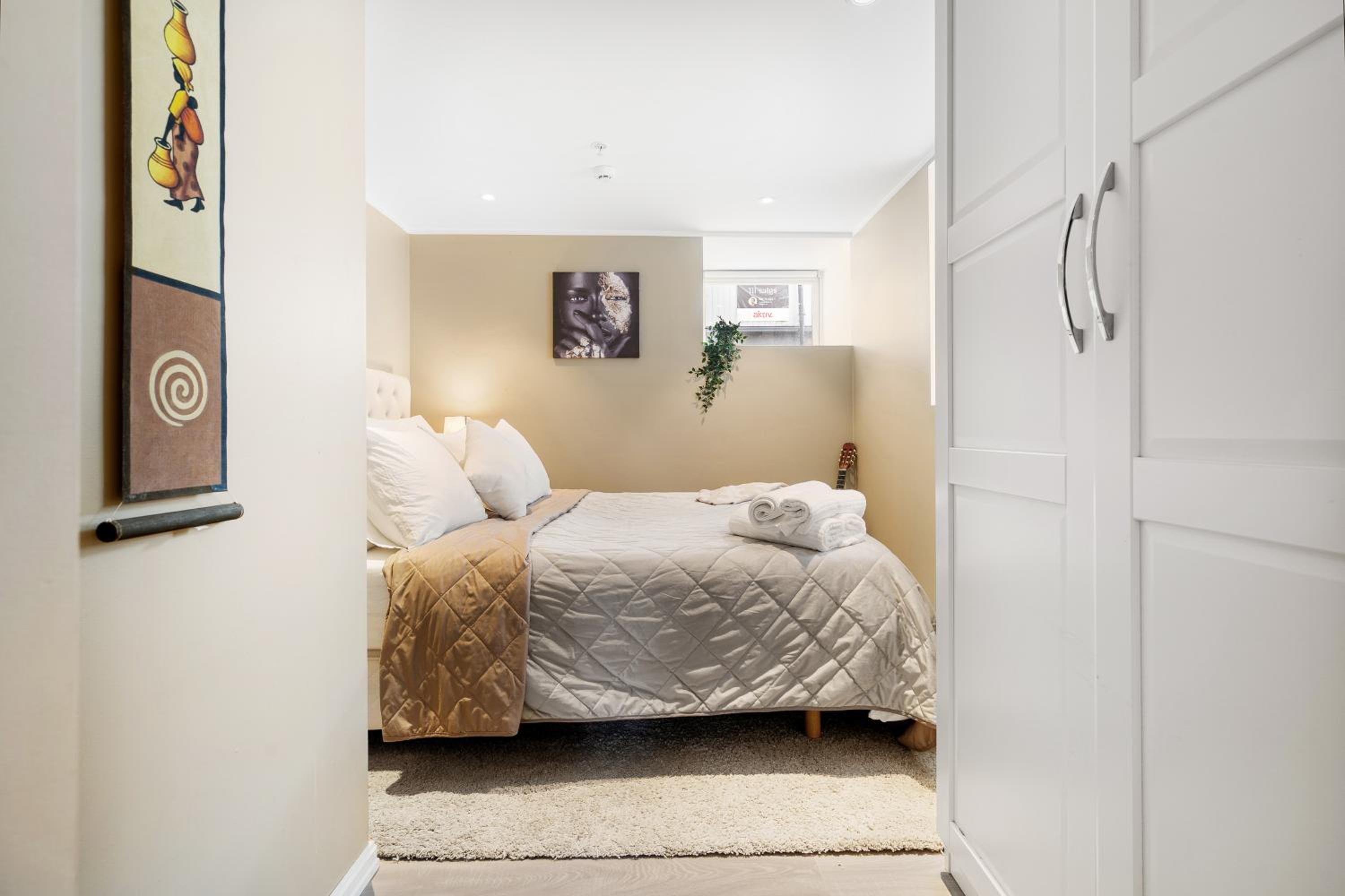 Solsiden Modern stay: King Beds, Private Entry view 3