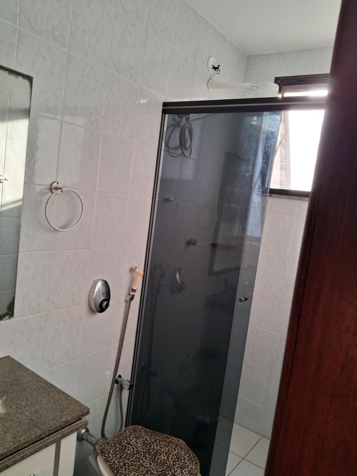 2 qrtos 1quadra da PRAIA DO FORTE com GARAGEM, Varanda, elevador, frente rua com vista livre