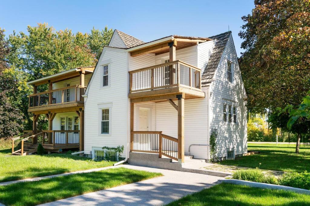Waterfront Niagara-On-The-Lake Farmhouse on a Vineyard