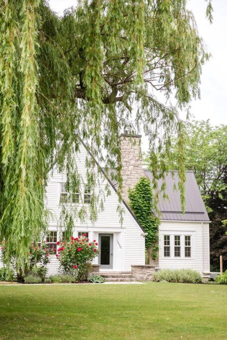 Waterfront Niagara-On-The-Lake Farmhouse on a Vineyard