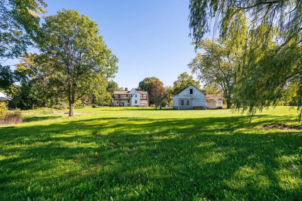 Waterfront Niagara-On-The-Lake Farmhouse on a Vineyard