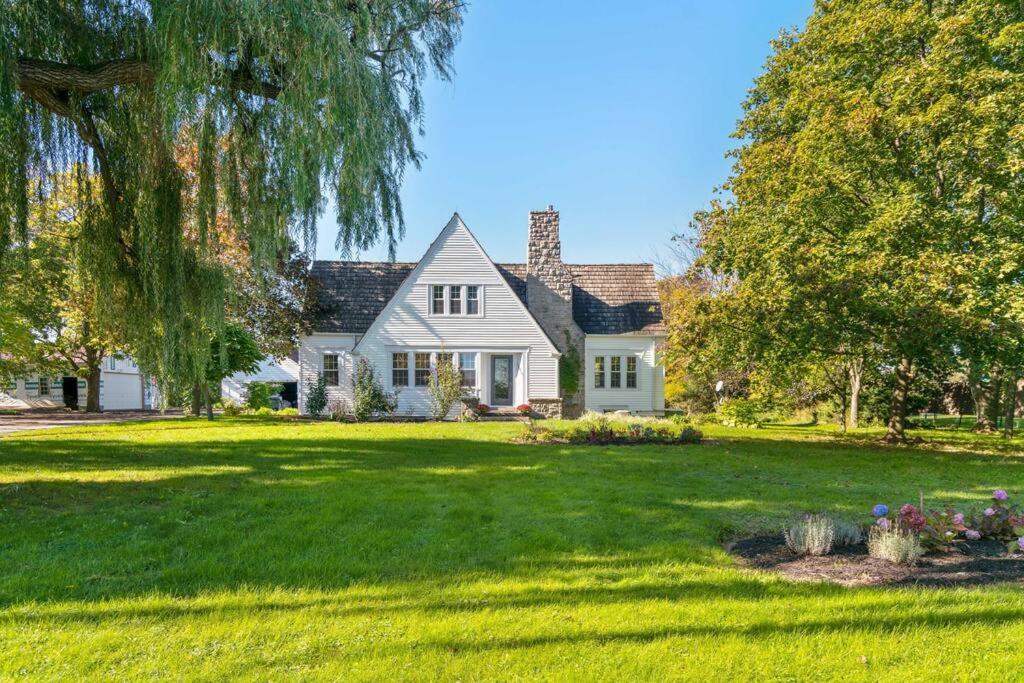 Waterfront Niagara-On-The-Lake Farmhouse on a Vineyard
