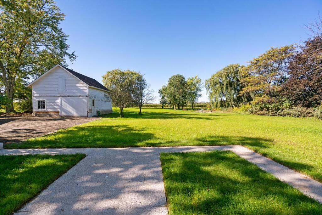 Waterfront Niagara-On-The-Lake Farmhouse on a Vineyard