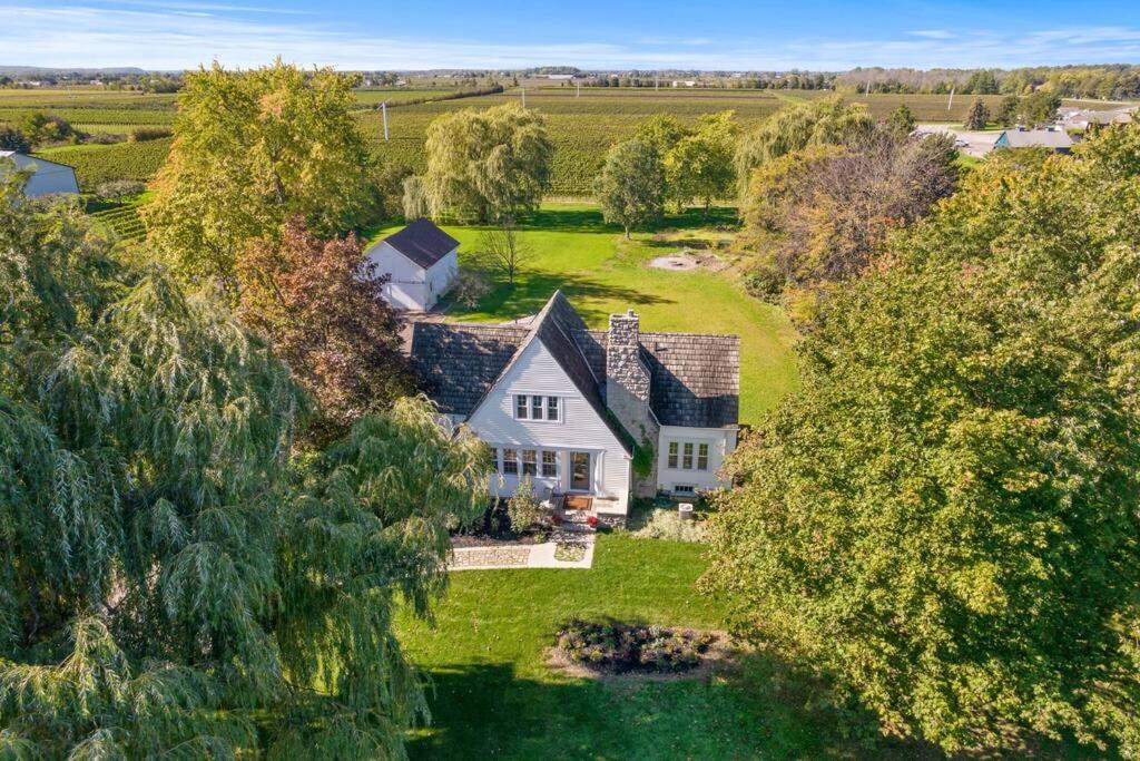 Waterfront Niagara-On-The-Lake Farmhouse on a Vineyard
