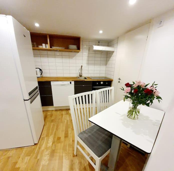 Studio close to city, Sthlm fair, free parking view 2
