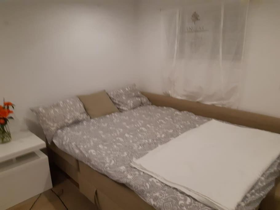 Studio close to city, Sthlm fair, free parking view 3