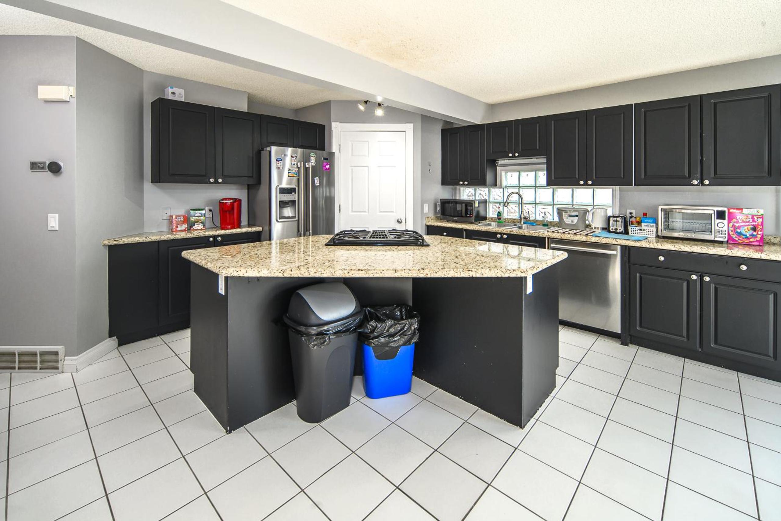 3BR3BA House with AC Pets OK