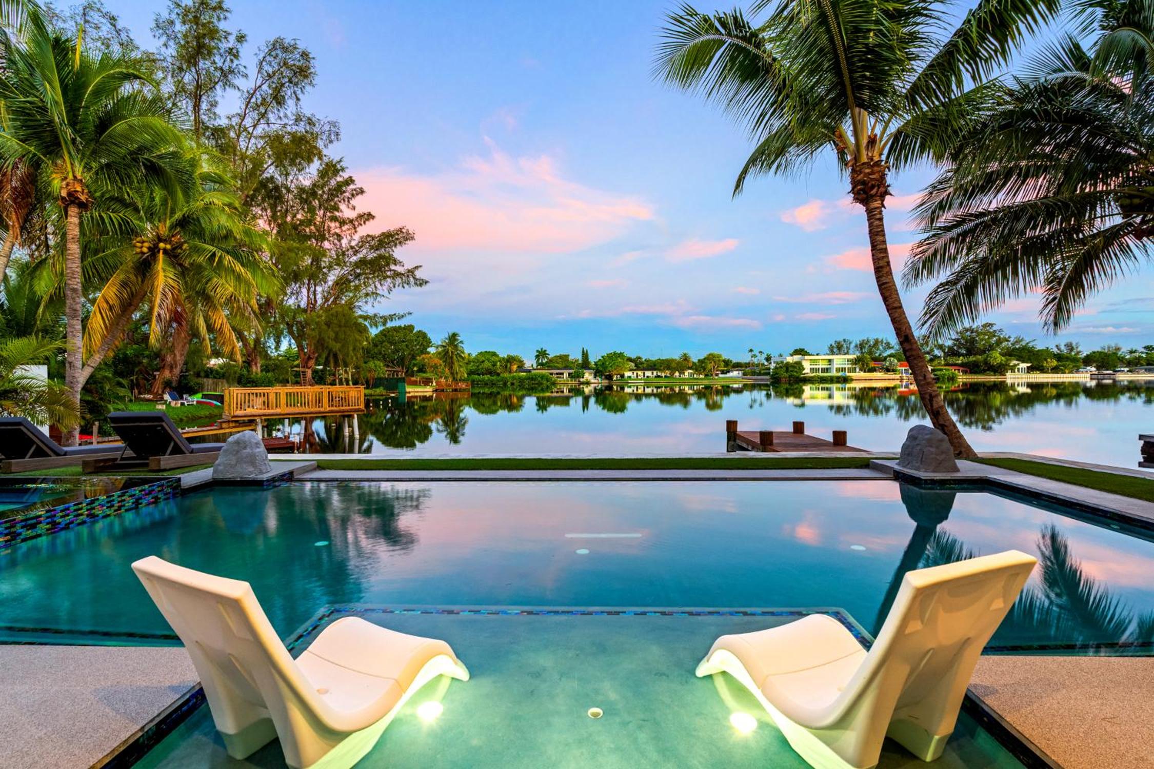 Waterfront Luxury Villa - Glamhomes