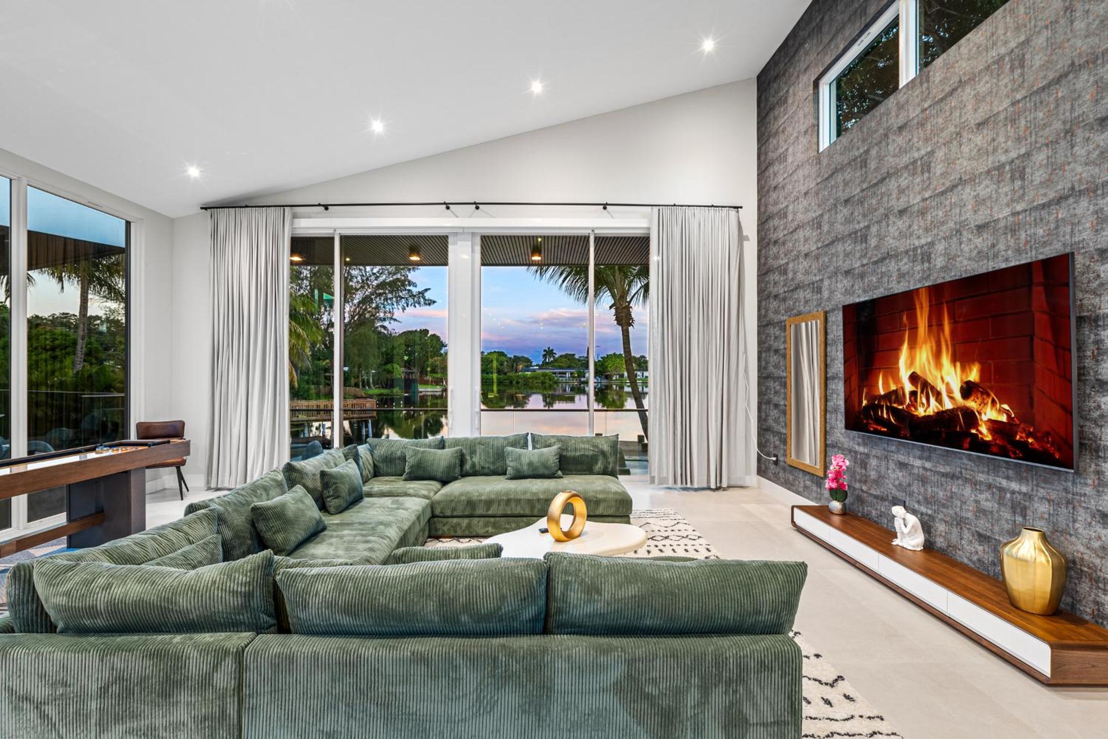 Waterfront Luxury Villa - Glamhomes