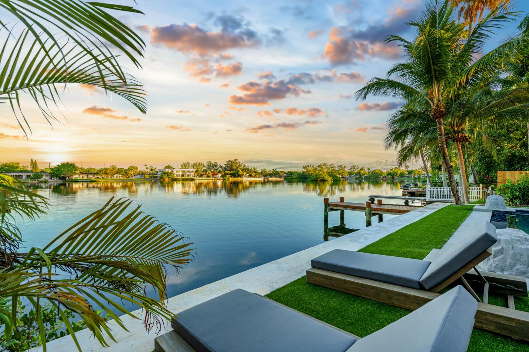Waterfront Luxury Villa - Glamhomes