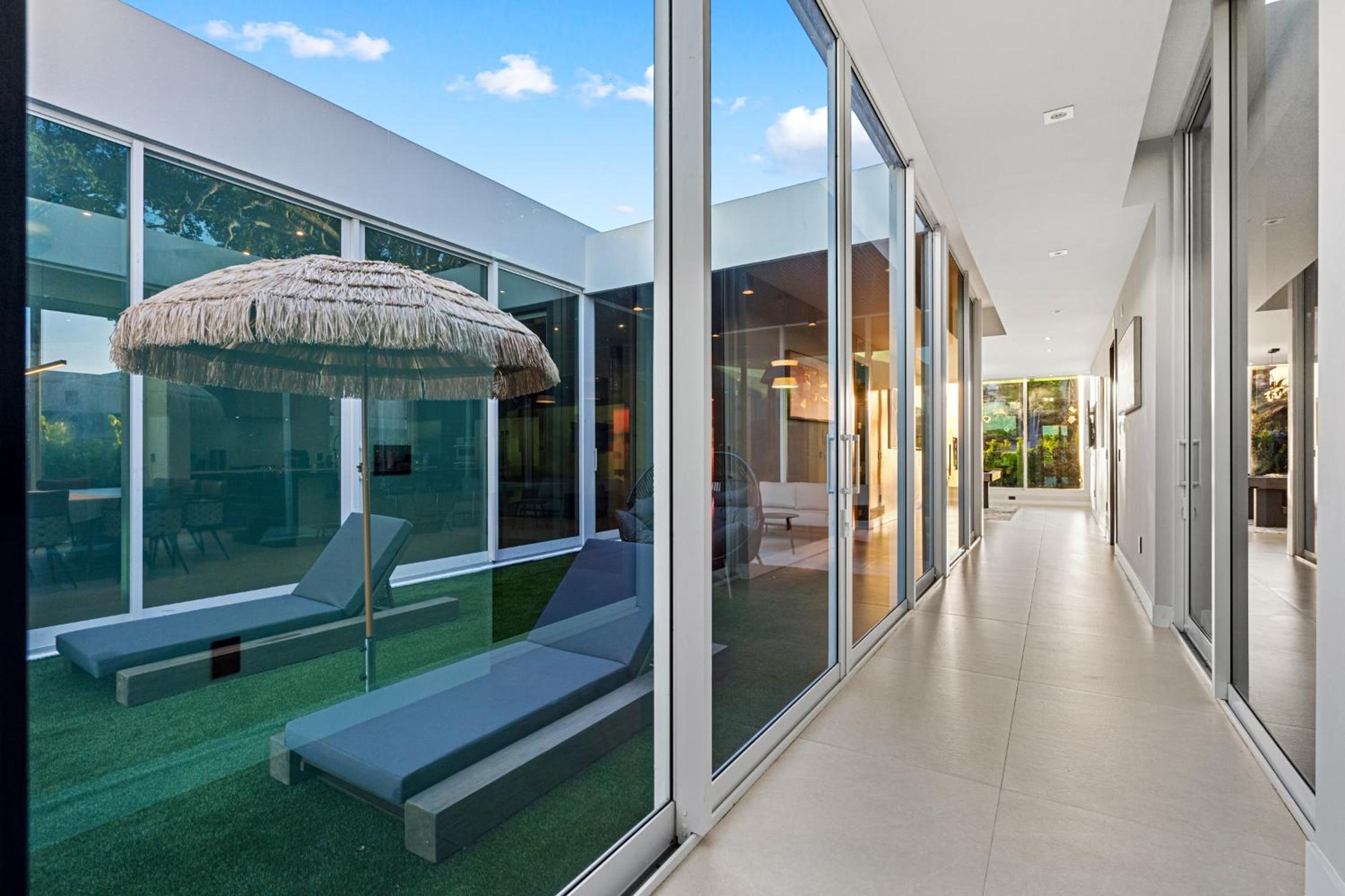 Waterfront Luxury Villa - Glamhomes
