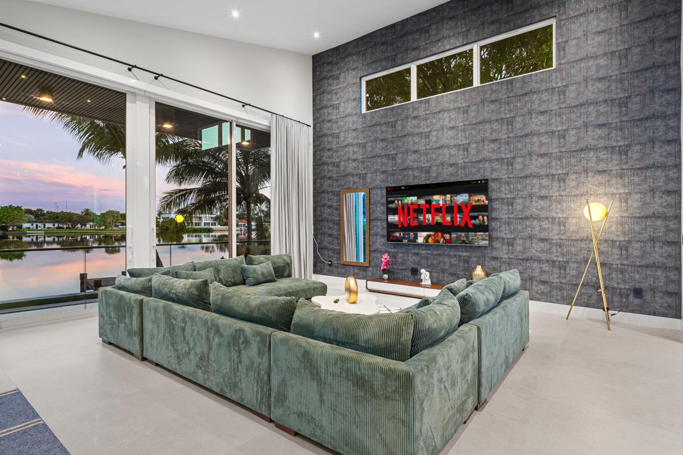 Waterfront Luxury Villa - Glamhomes