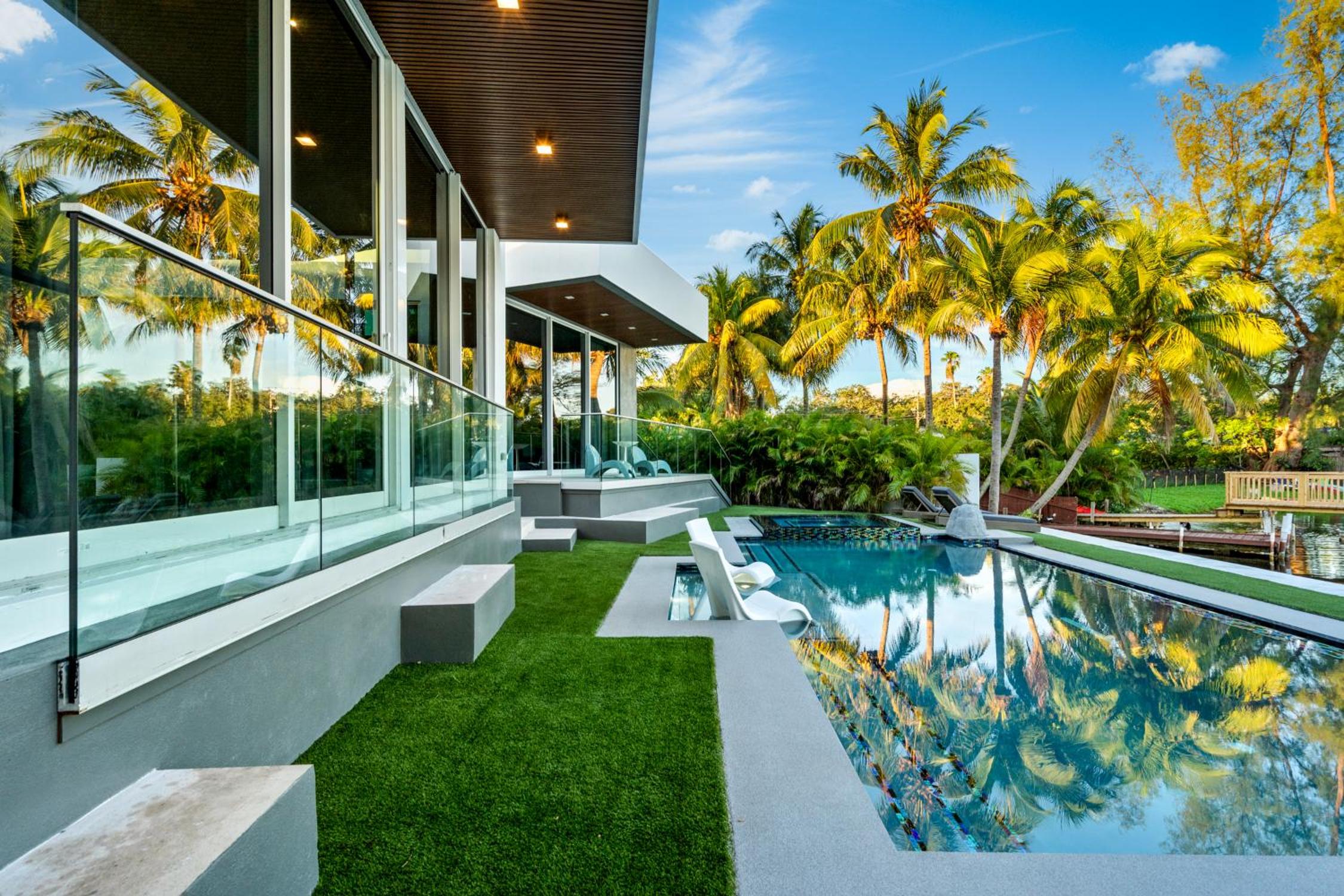 Waterfront Luxury Villa - Glamhomes