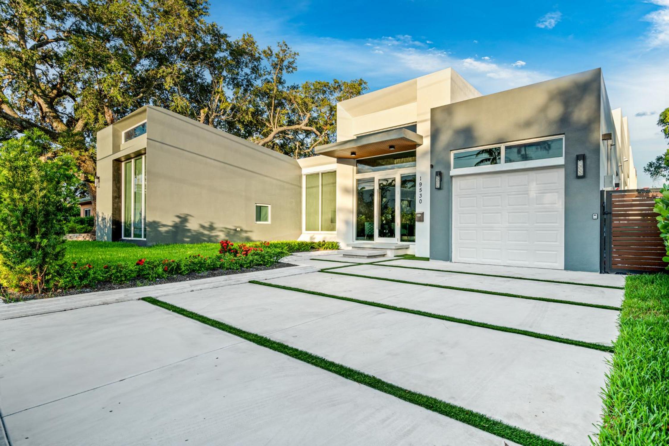 Waterfront Luxury Villa - Glamhomes