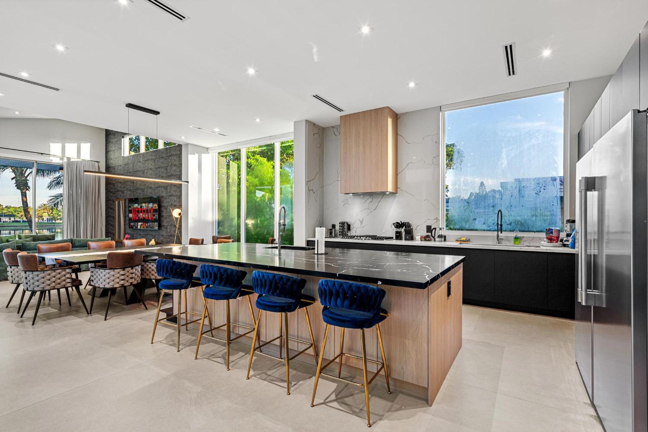 Waterfront Luxury Villa - Glamhomes