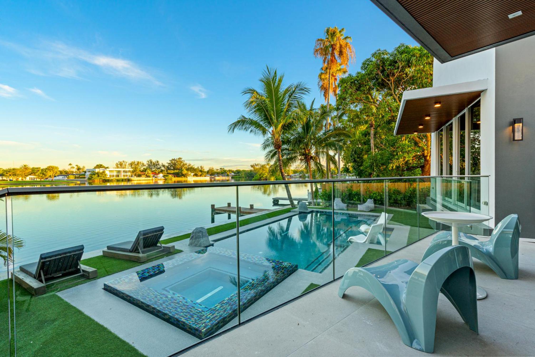 Waterfront Luxury Villa - Glamhomes
