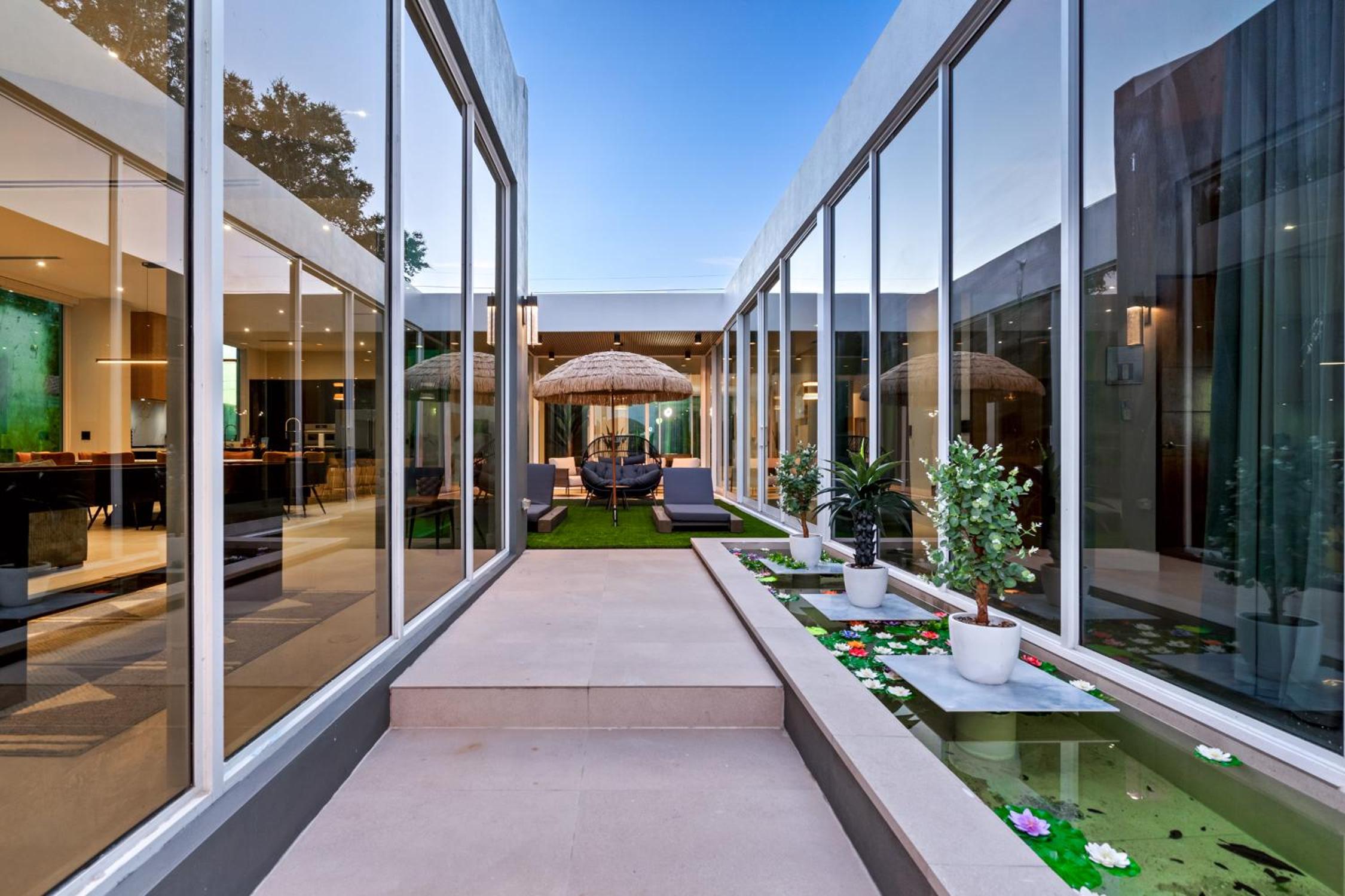 Waterfront Luxury Villa - Glamhomes