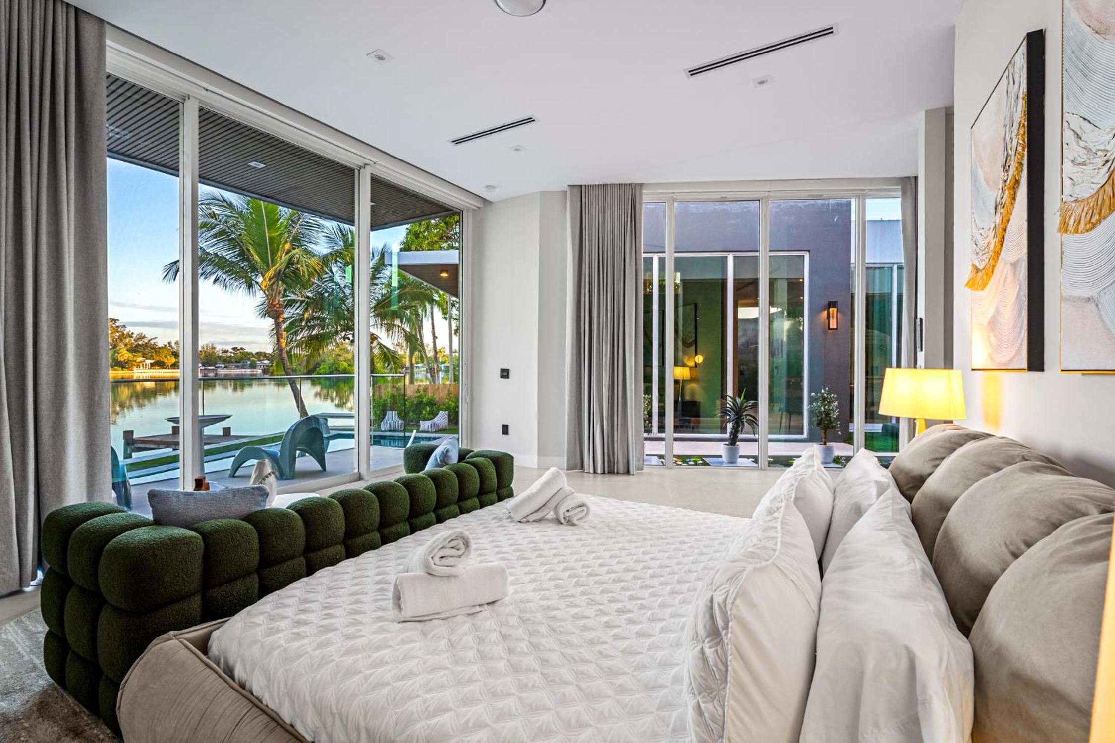 Waterfront Luxury Villa - Glamhomes