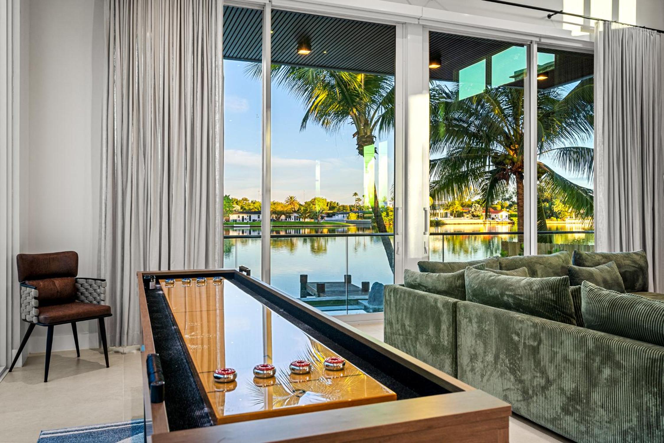 Waterfront Luxury Villa - Glamhomes
