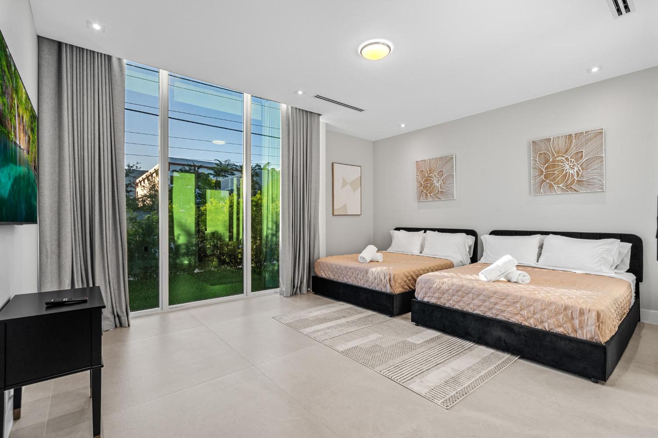 Waterfront Luxury Villa - Glamhomes