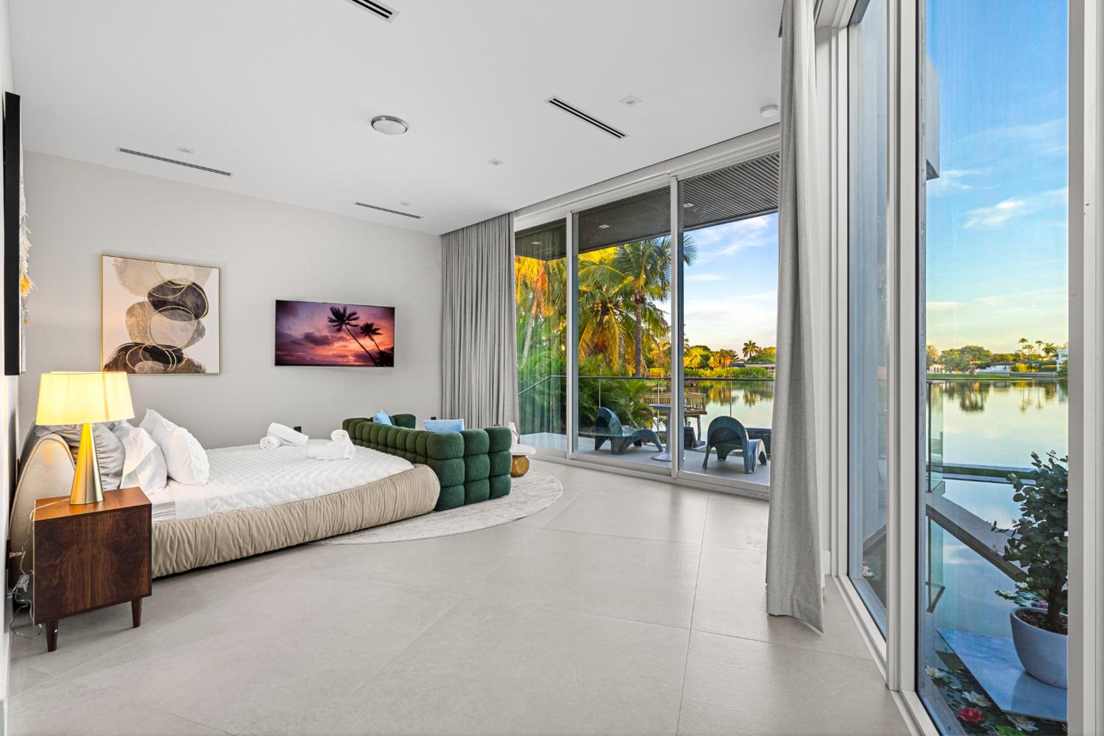 Waterfront Luxury Villa - Glamhomes