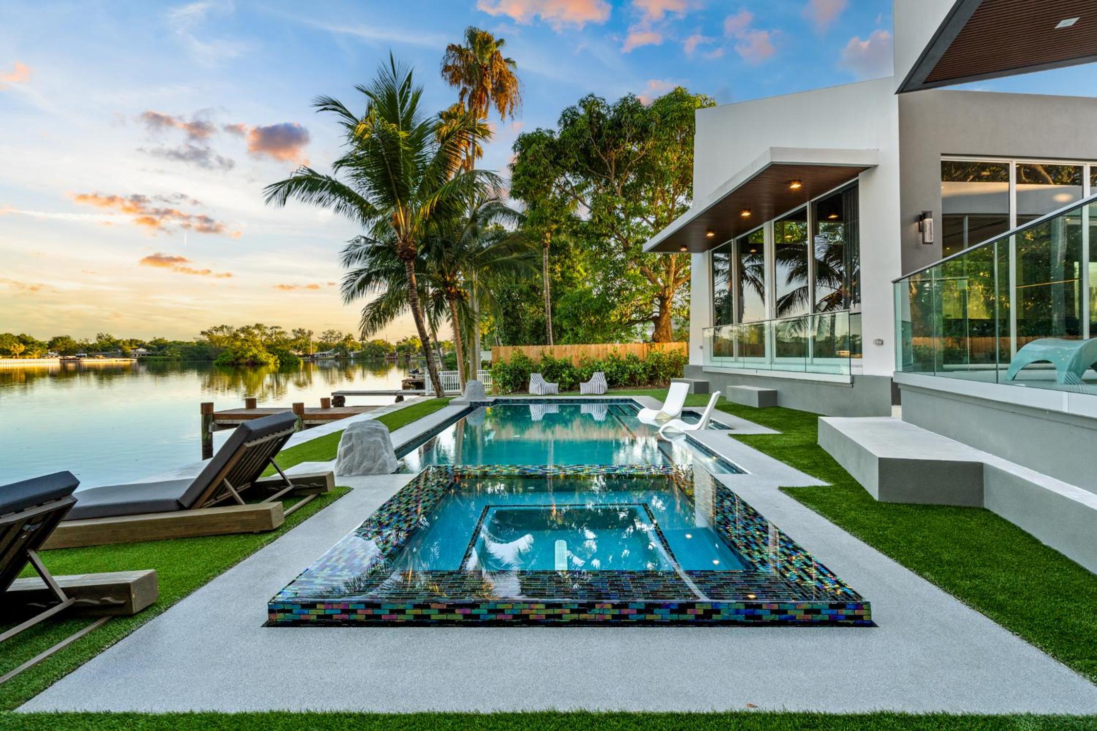 Waterfront Luxury Villa - Glamhomes