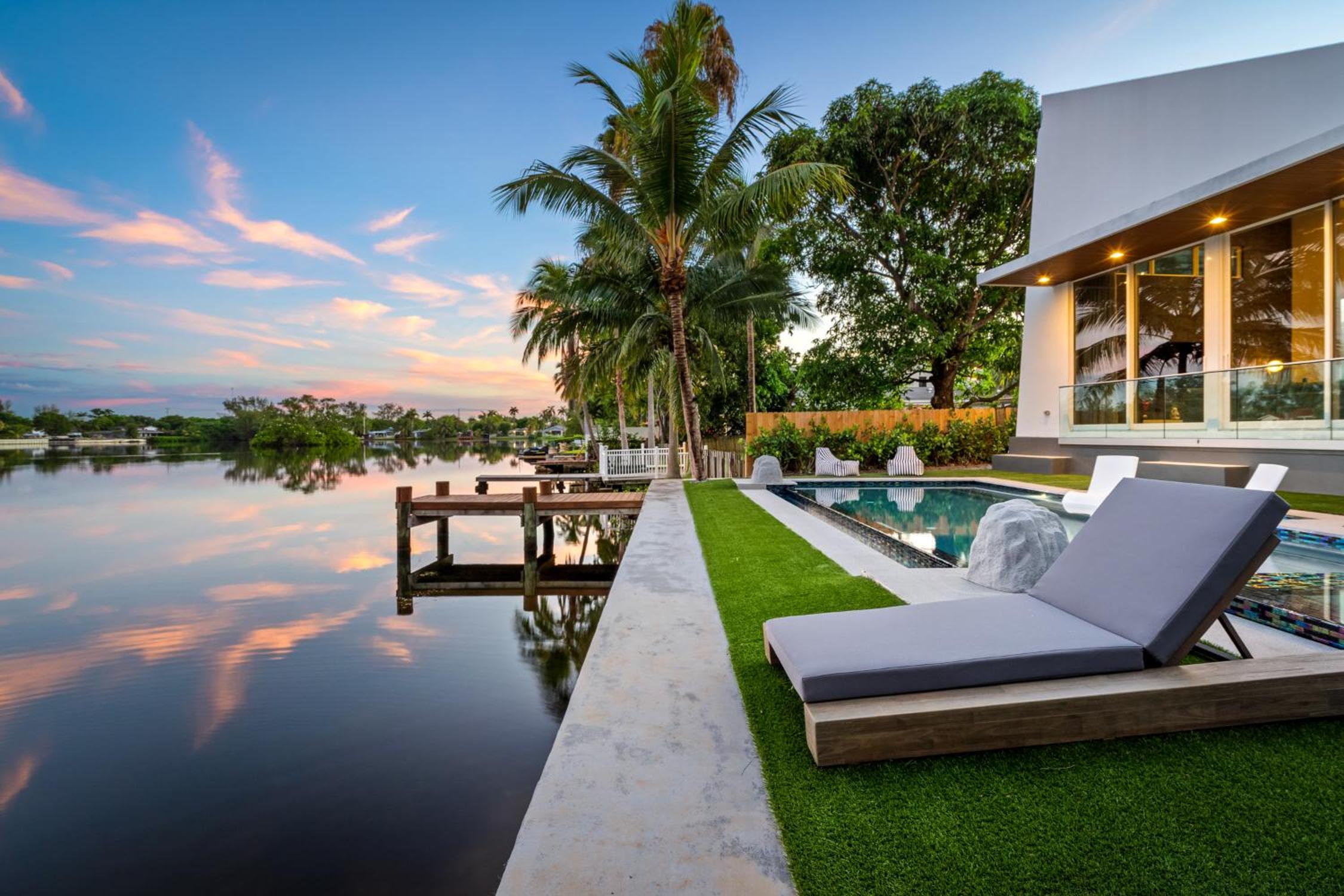 Waterfront Luxury Villa - Glamhomes