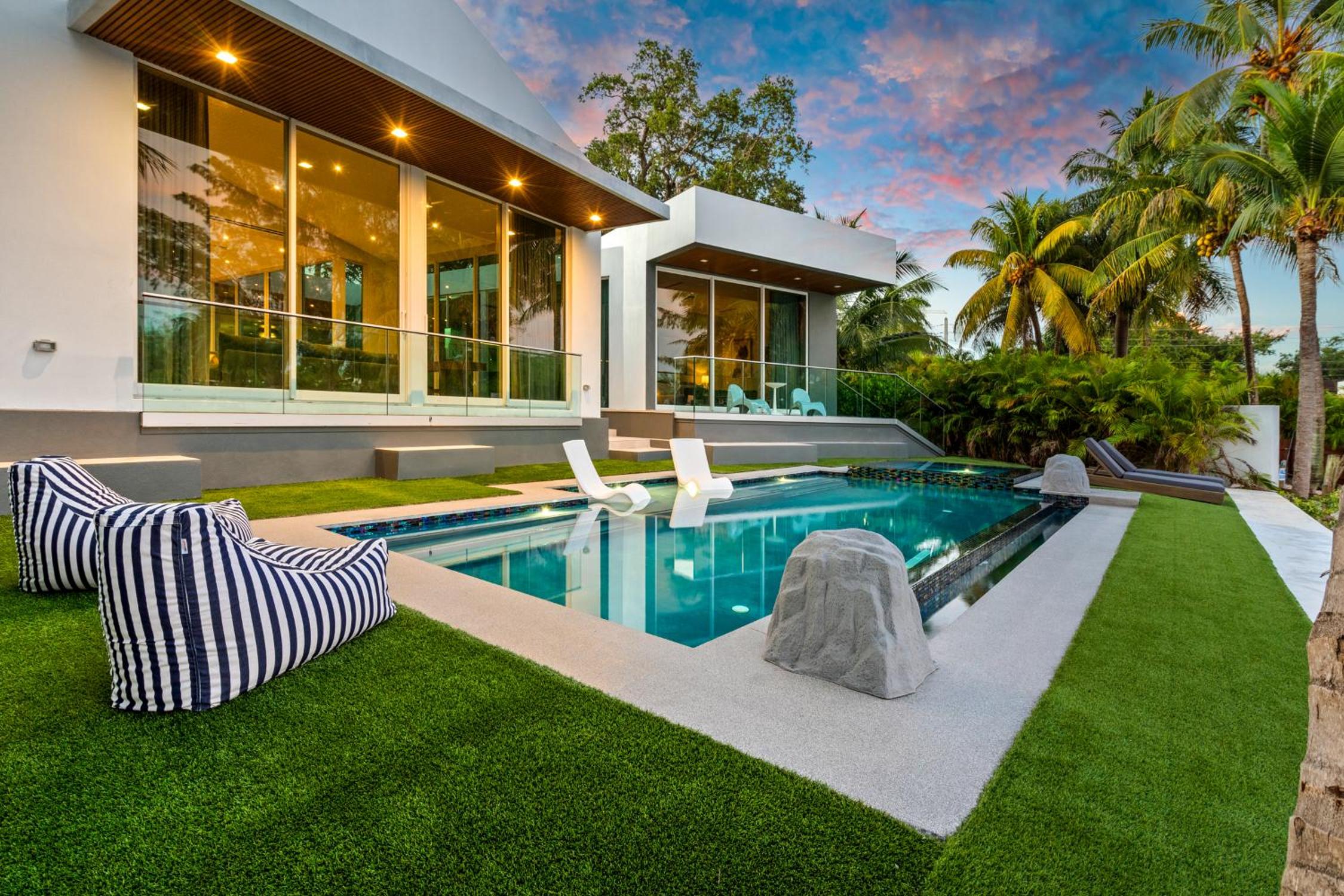 Waterfront Luxury Villa - Glamhomes