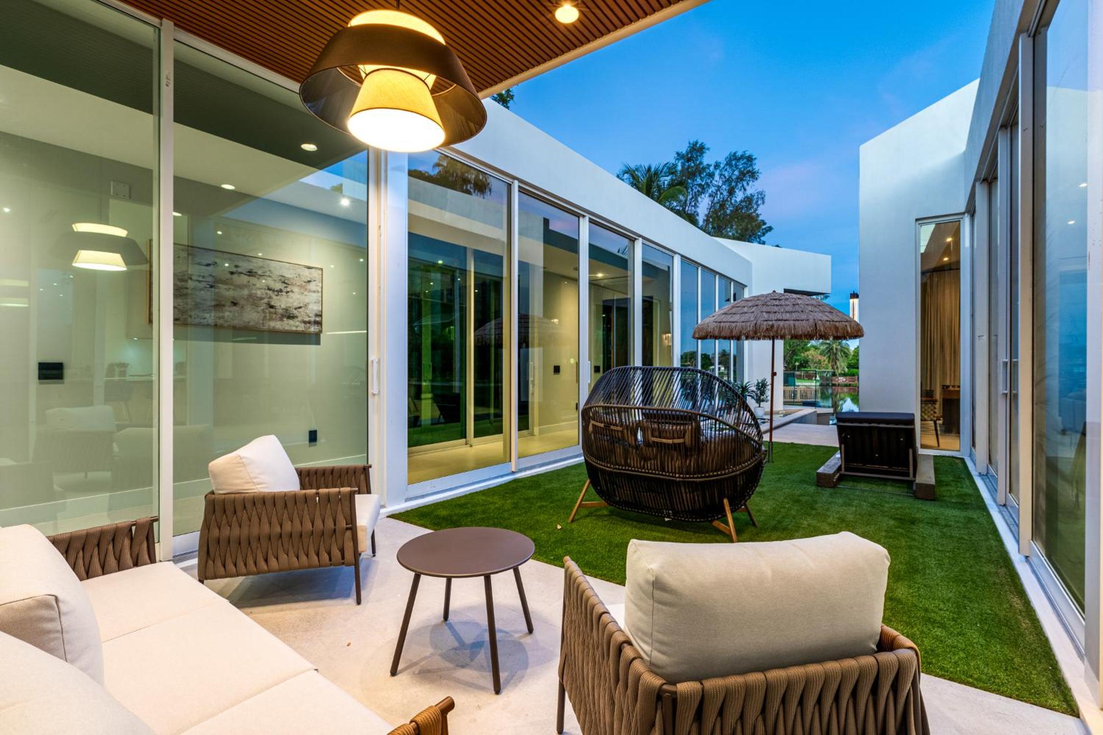 Waterfront Luxury Villa - Glamhomes