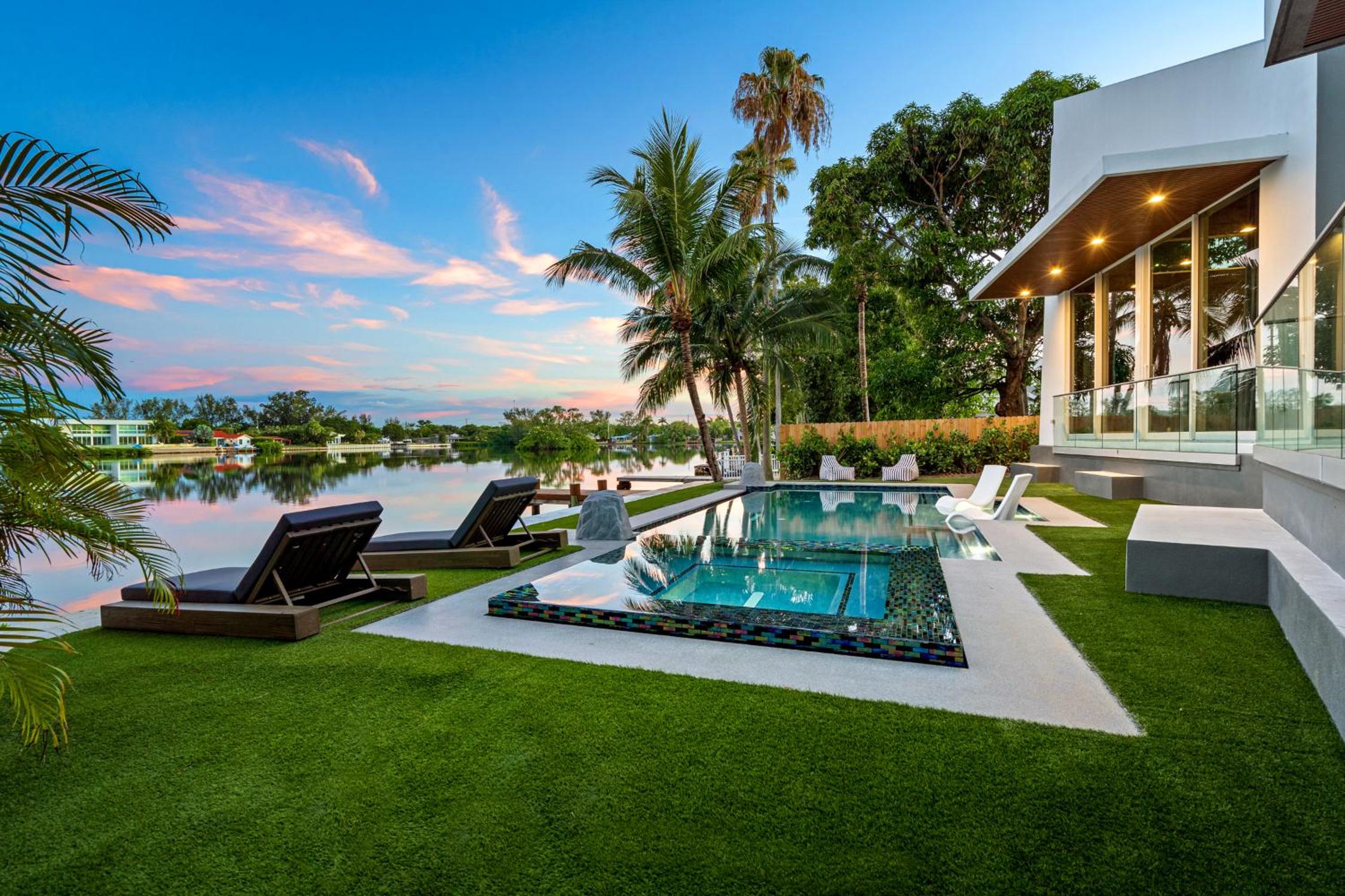 Waterfront Luxury Villa - Glamhomes