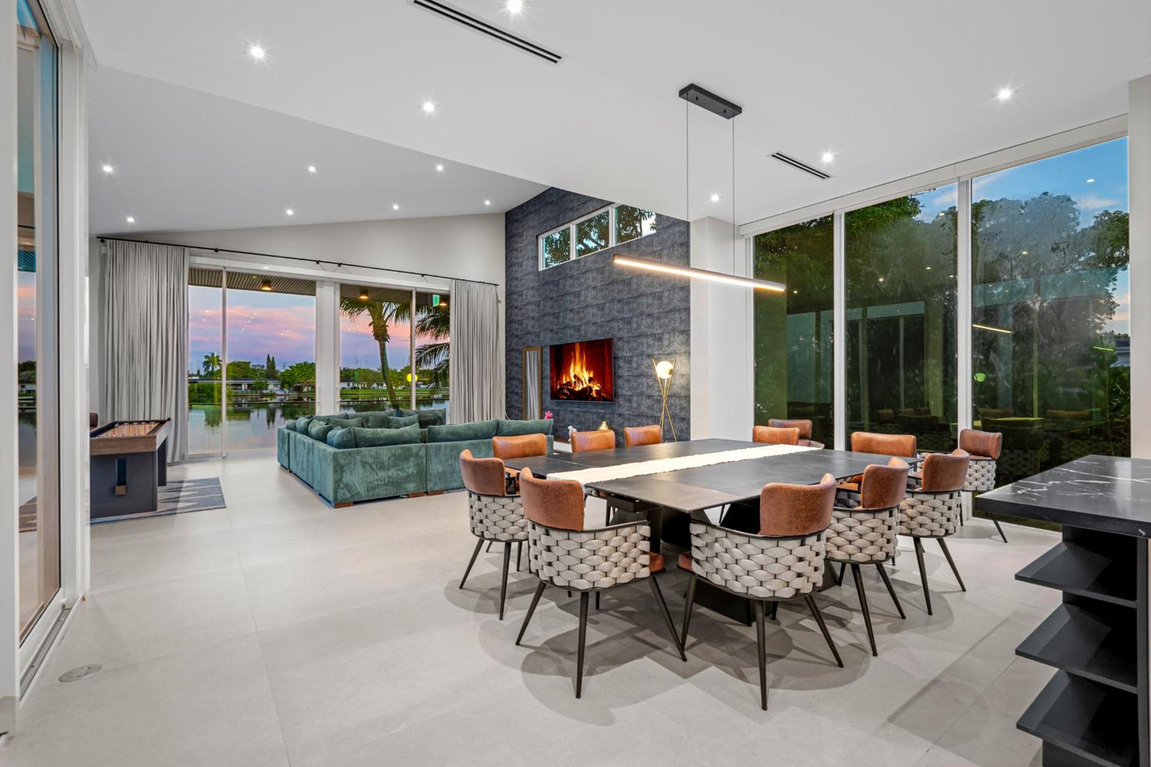 Waterfront Luxury Villa - Glamhomes