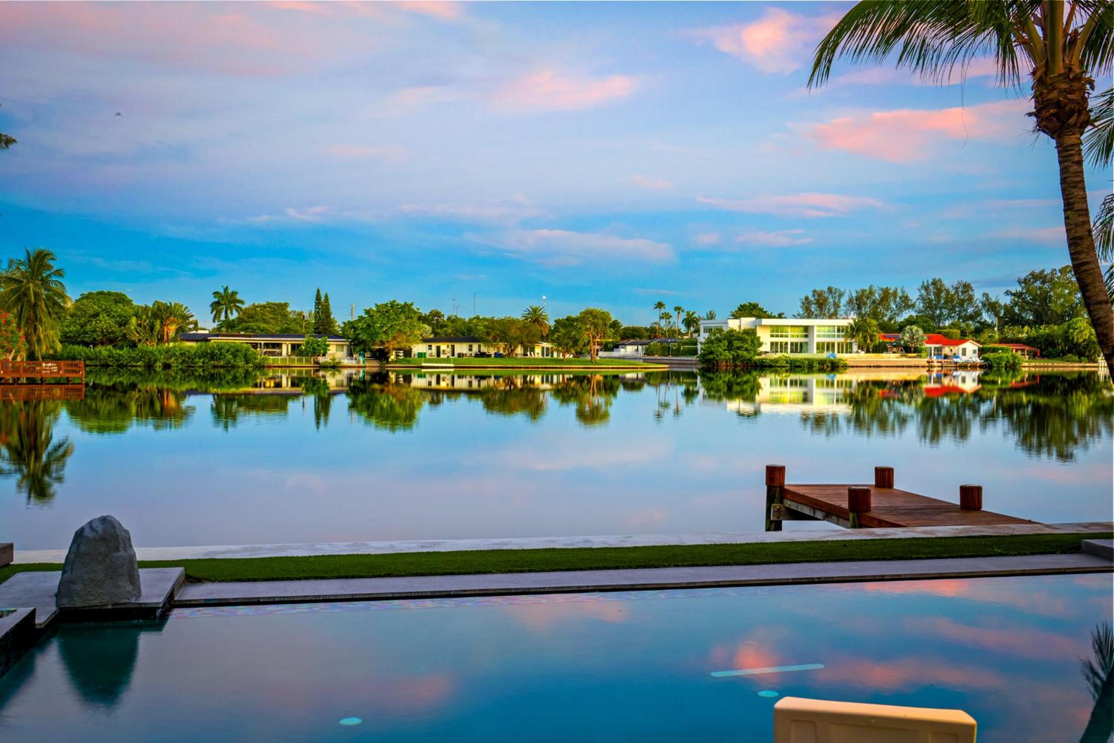 Waterfront Luxury Villa - Glamhomes