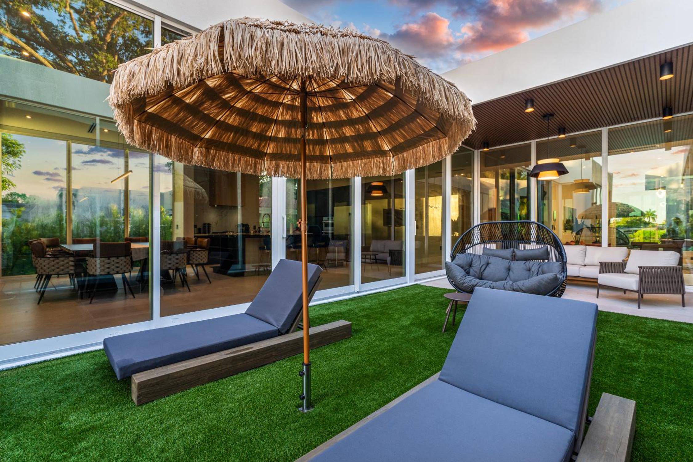 Waterfront Luxury Villa - Glamhomes
